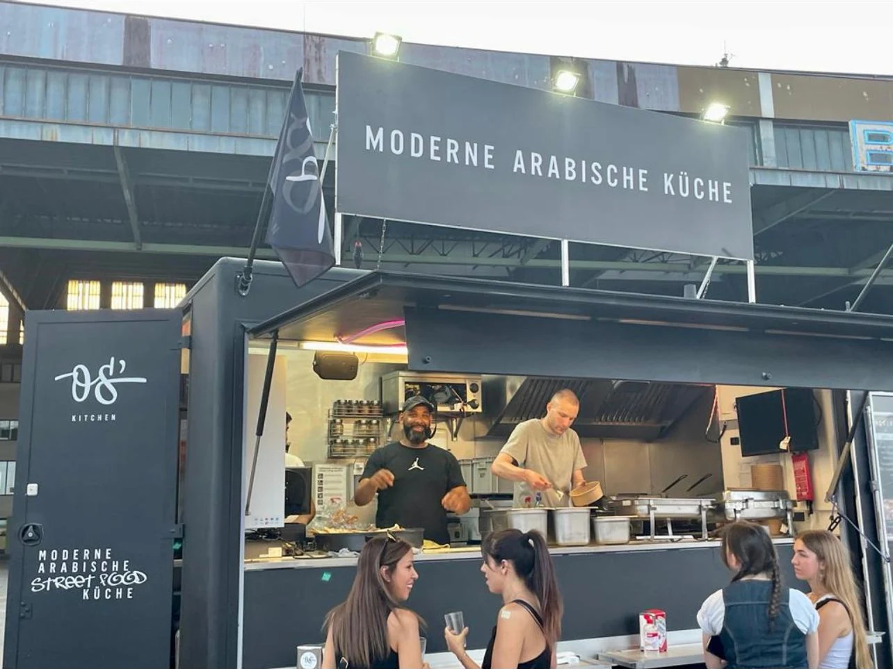 Os' Kitchen Foodtruck mit moderner arabischer Küche bei einem Event
